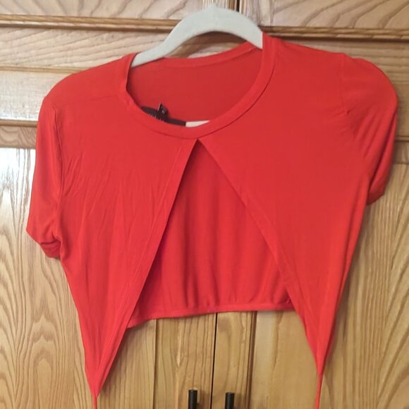 Blush Mark Size Medium Red Cropped Tee Tie-Back - Picture 3 of 13